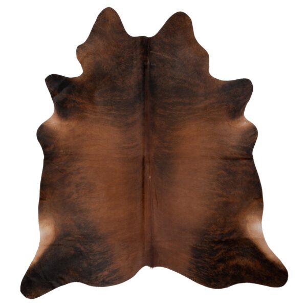 Un tapis en peau de vache véritable couleur marron sur un fond blanc.
