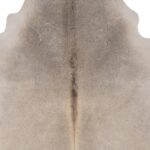 A Tapis peau de vache poil ras | 180x160 cm sur fond blanc.