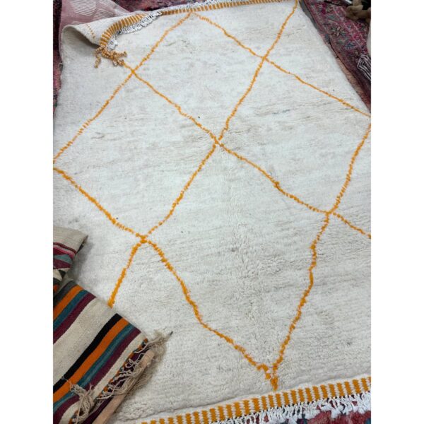 A Tapis Beni Ouarain laine | Tapis 250x164 cm posé sur une table.