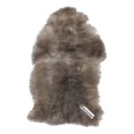 Un tapis Tapis peau de mouton mélange toscane sur fond blanc.