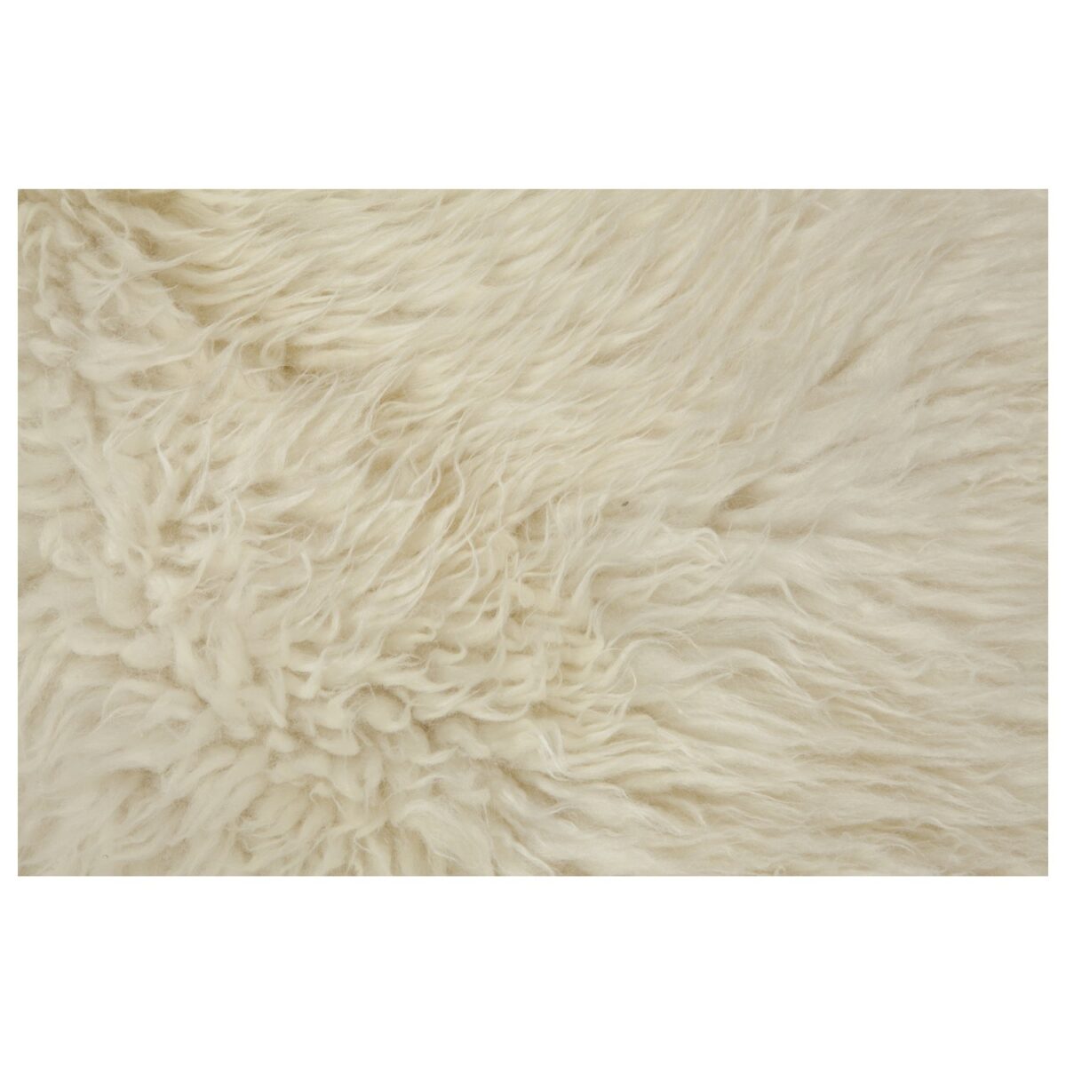Un gros plan d'un tapis peau de mouton blanc écru | Tapis en peau de mouton 100×65 cm.