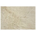 Un gros plan d'un tapis peau de mouton blanc écru | Tapis en peau de mouton 100×65 cm.