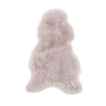 Un tapis peau de mouton islandaise rose sur un fond noir.