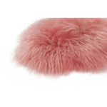 A Tapis peau de mouton rose orange | Oreiller de 100×65 cm sur fond blanc.