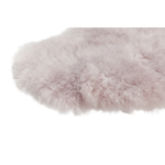 A Tapis peau de mouton islandaise rose | Tapis 100×65 cm sur fond noir.