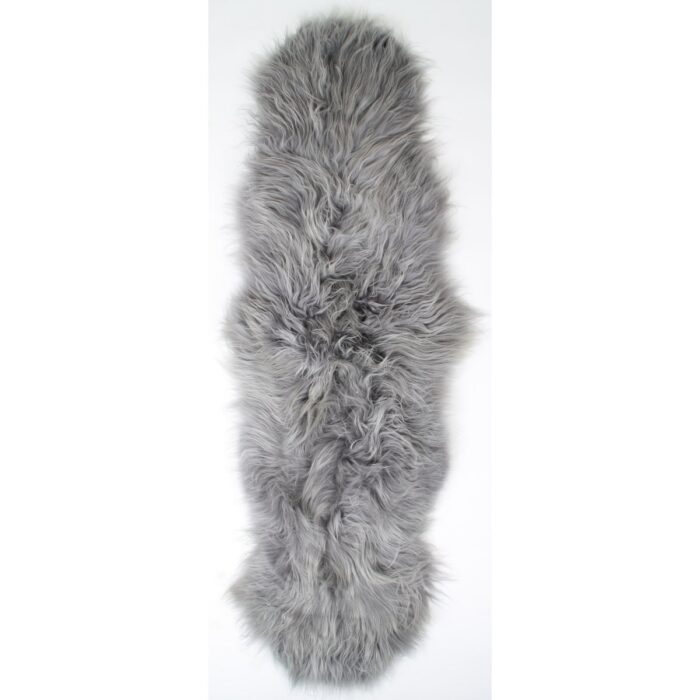 Un Tapis peau de mouton gris clair | 210x80 cm sur un fond blanc.