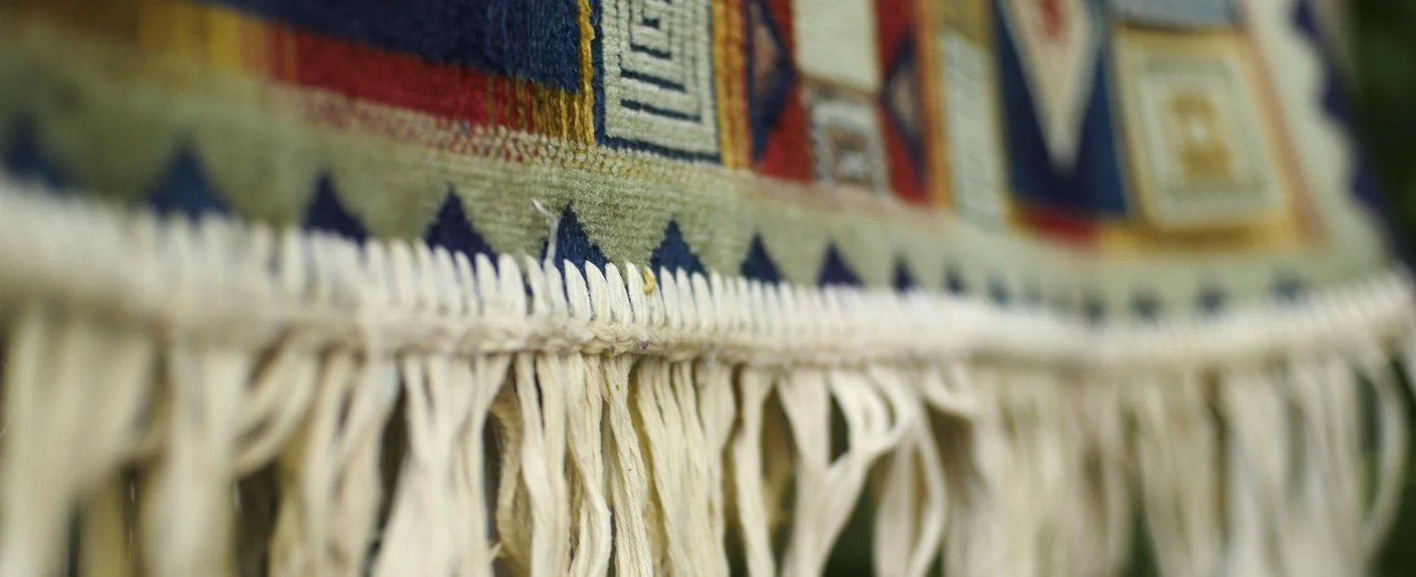 Bordure en laine naturelle d’un tapis coloré