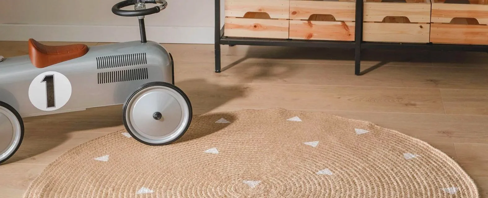 Chambre d’enfant avec un tapis rond en jute