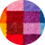 Un tapis coloré sur fond blanc.