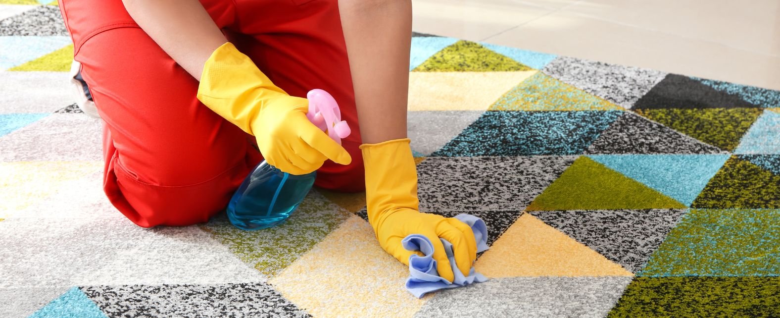 Decoloration d'un tapis coloré avec un produit de nettoyage