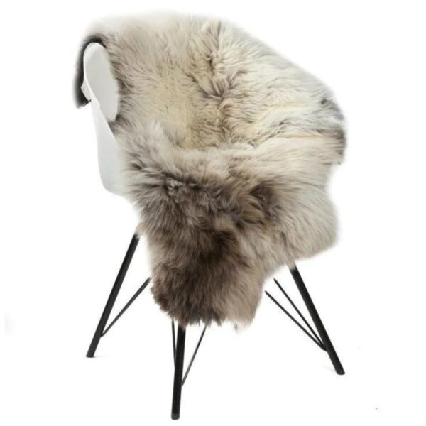 Une chaise avec un tapis en peau de mouton.