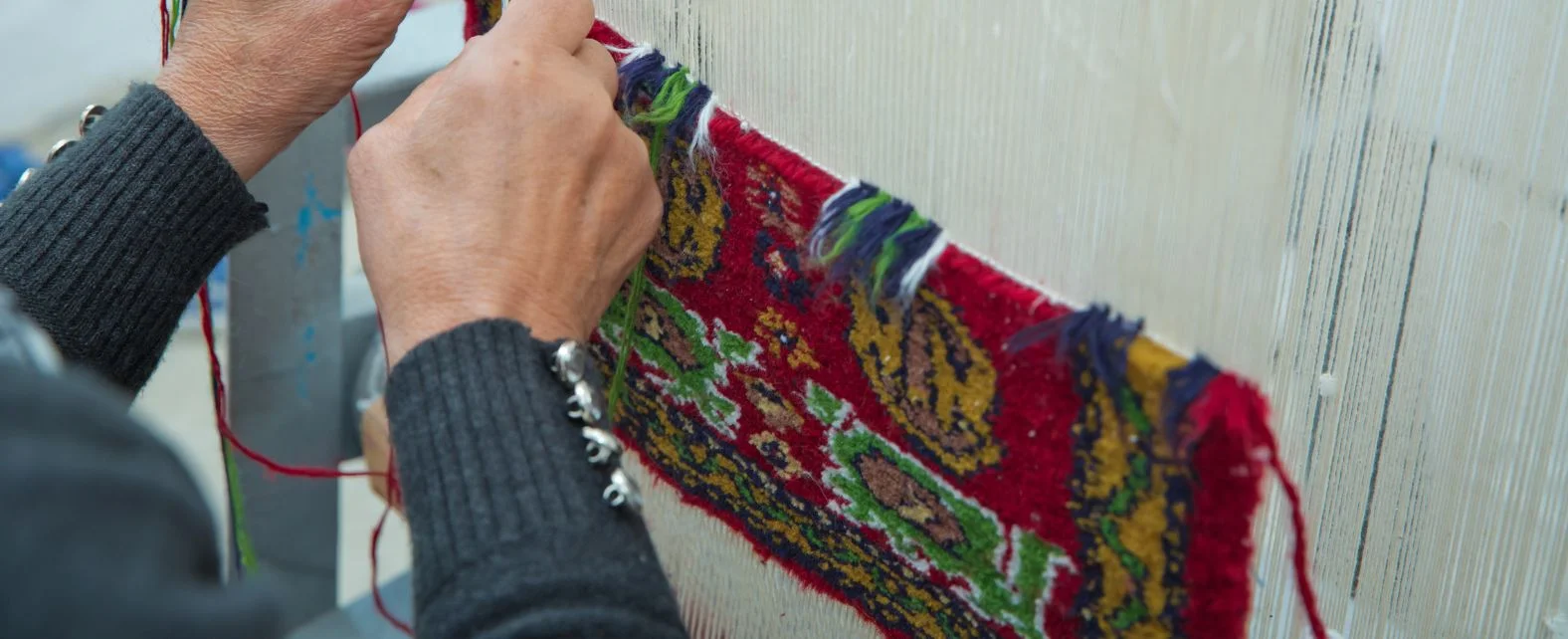 Fabrication d’un tapis avec un tissage à la main