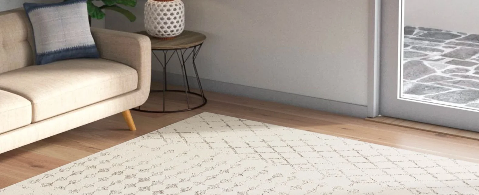 Grand tapis blanc rectangulaire dans un salon minimaliste