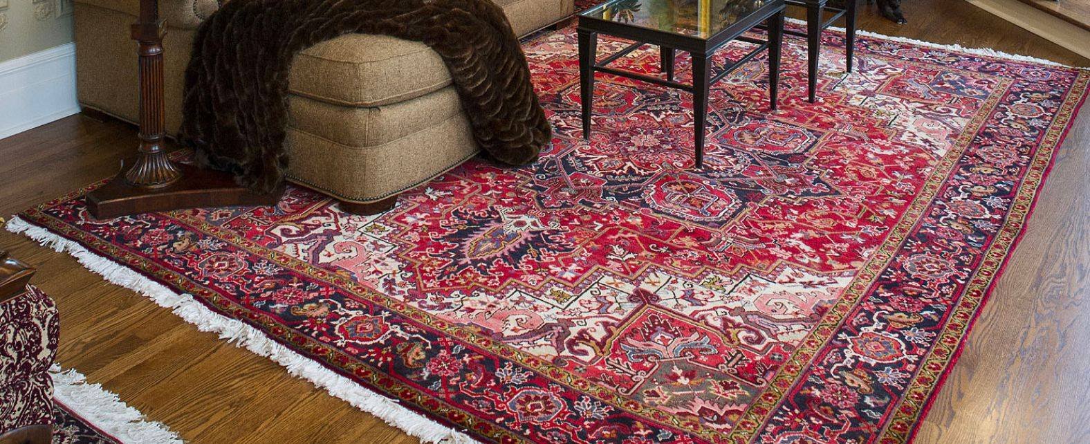 Grand tapis persan rouge sur le sol d’un salon oriental