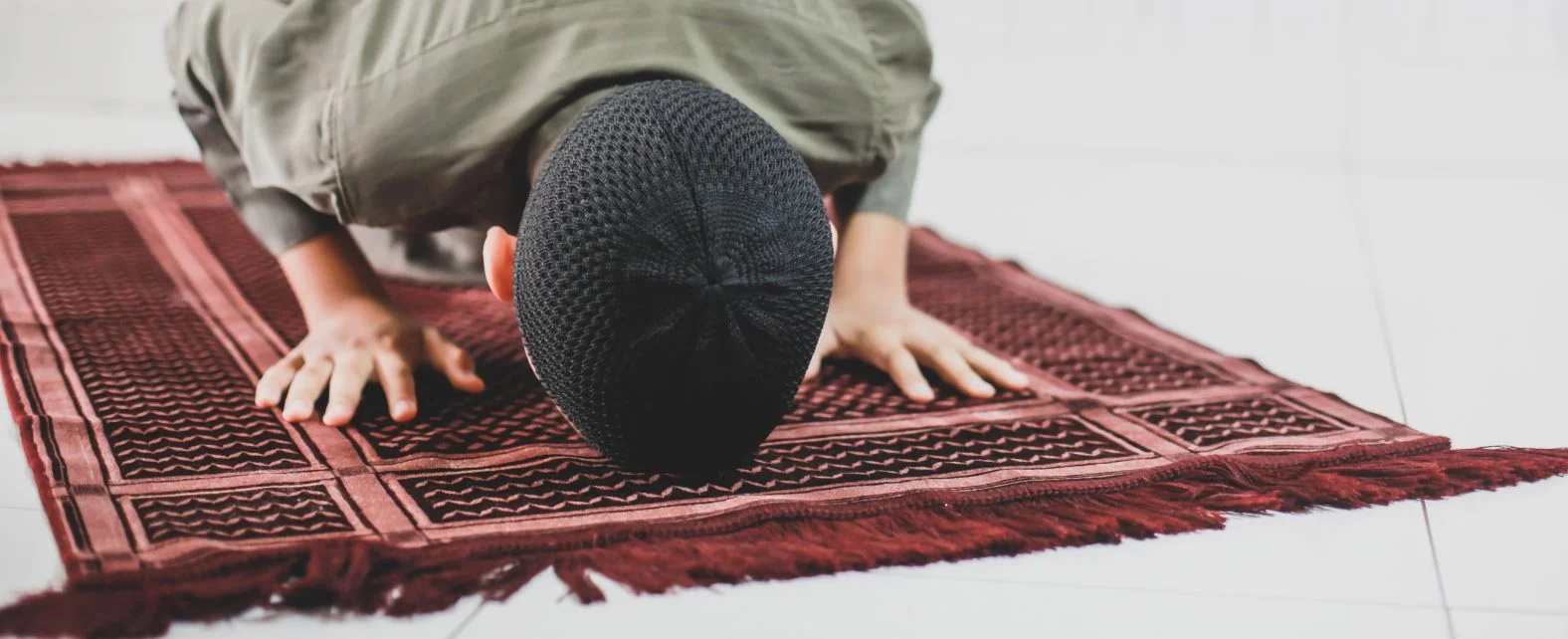 Musulman priant sur un tapis de prière