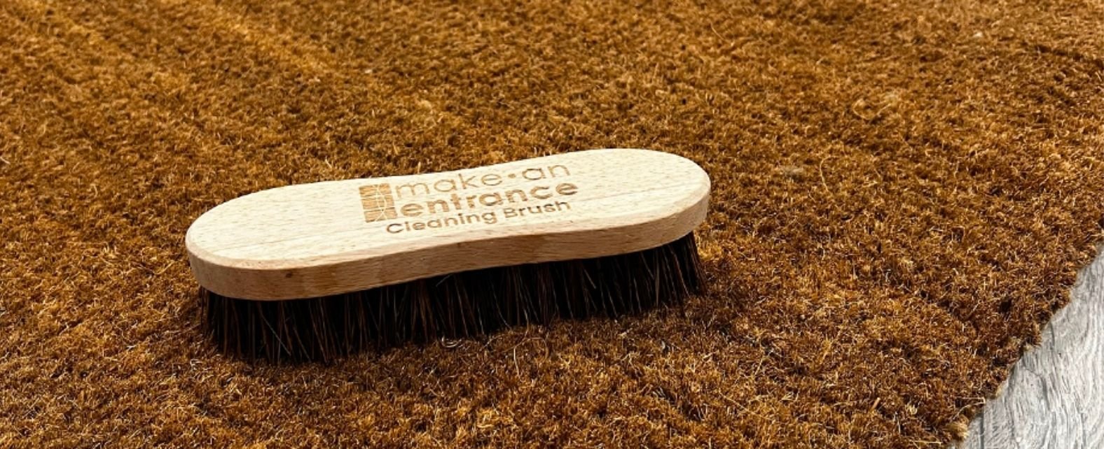 Nettoyage d'un tapis en fibre de coco à l'aide d'une brosse