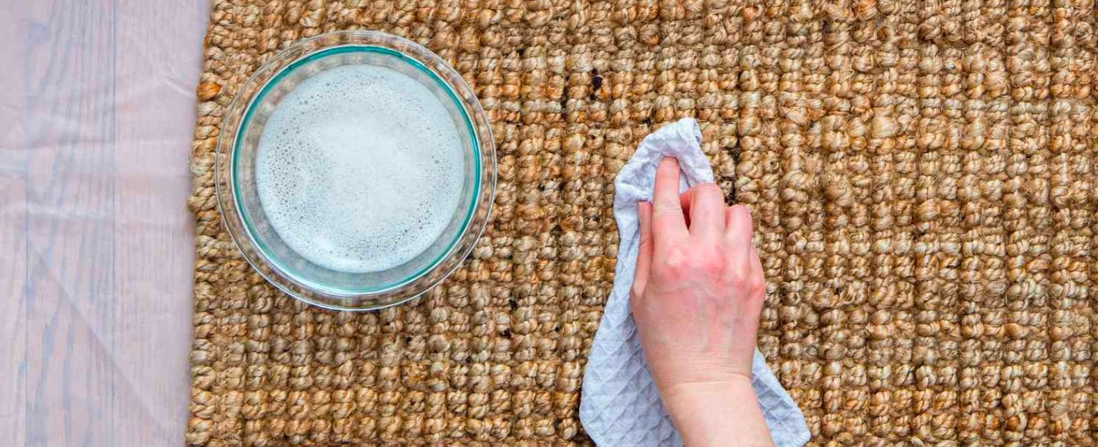 Nettoyage d'un tapis en jute avec de l'eau gazeuse