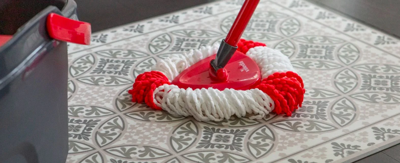 Nettoyage d'un tapis en vinyle avec une serpilliere