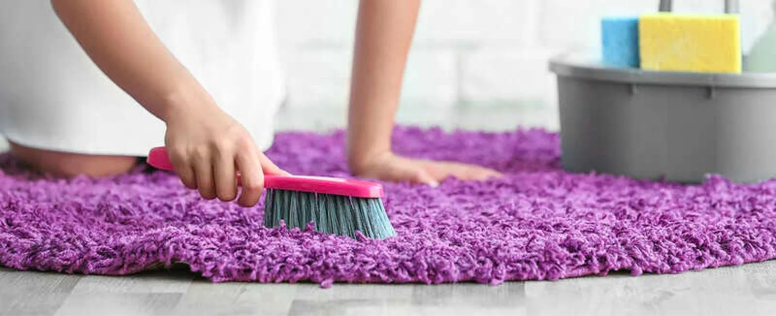 Nettoyage d'un tapis shaggy avec une brosse