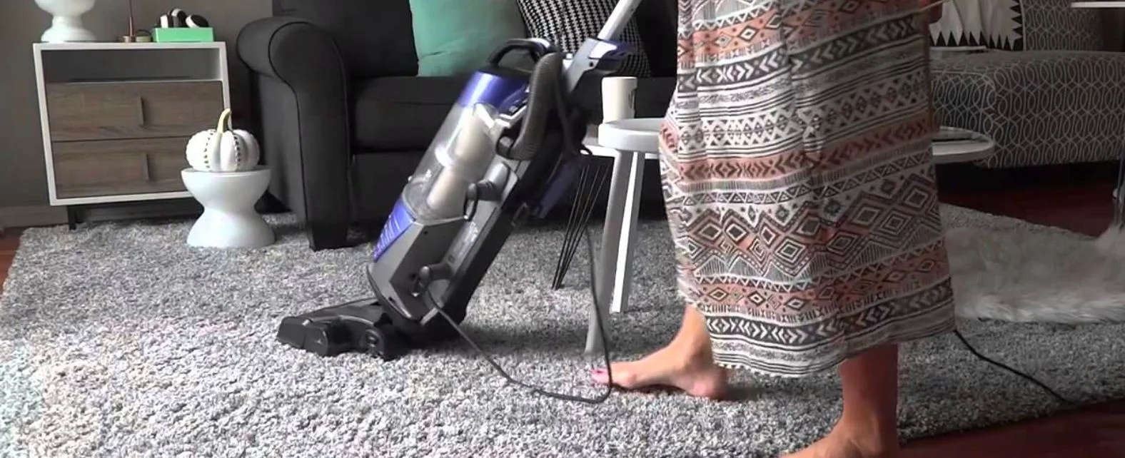 Nettoyage et entretien d'un tapis shaggy gris avec un aspirateur