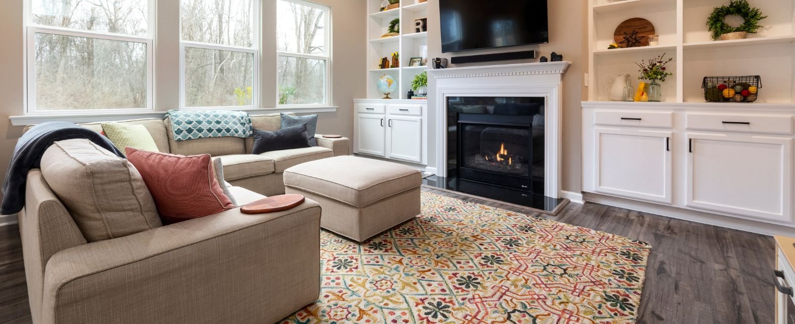 Salon au style cosy avec un tapis multicolore et des formes géométriques