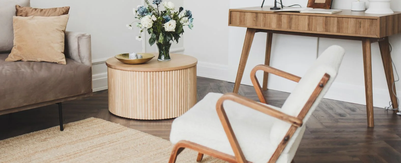 Salon design avec des meubles en bois et un tapis en jute naturel