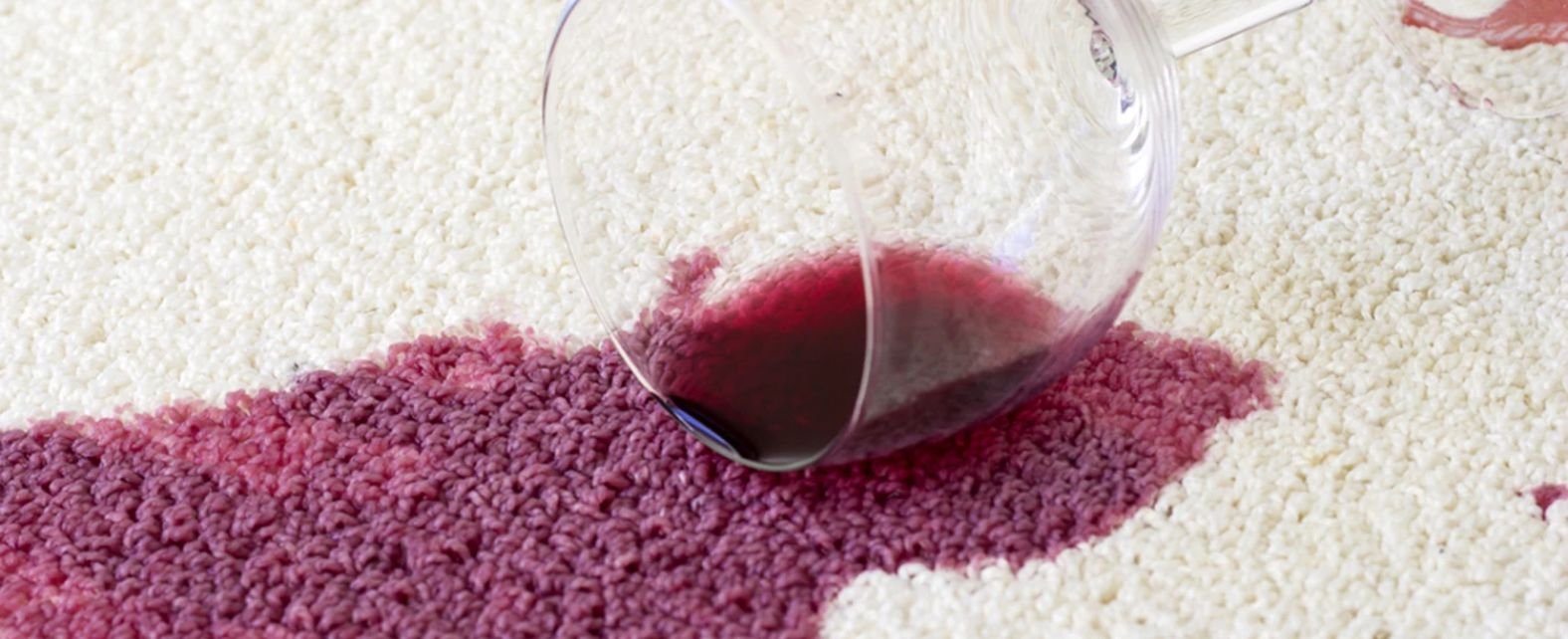 Tache de vin rouge sur un tapis blanc