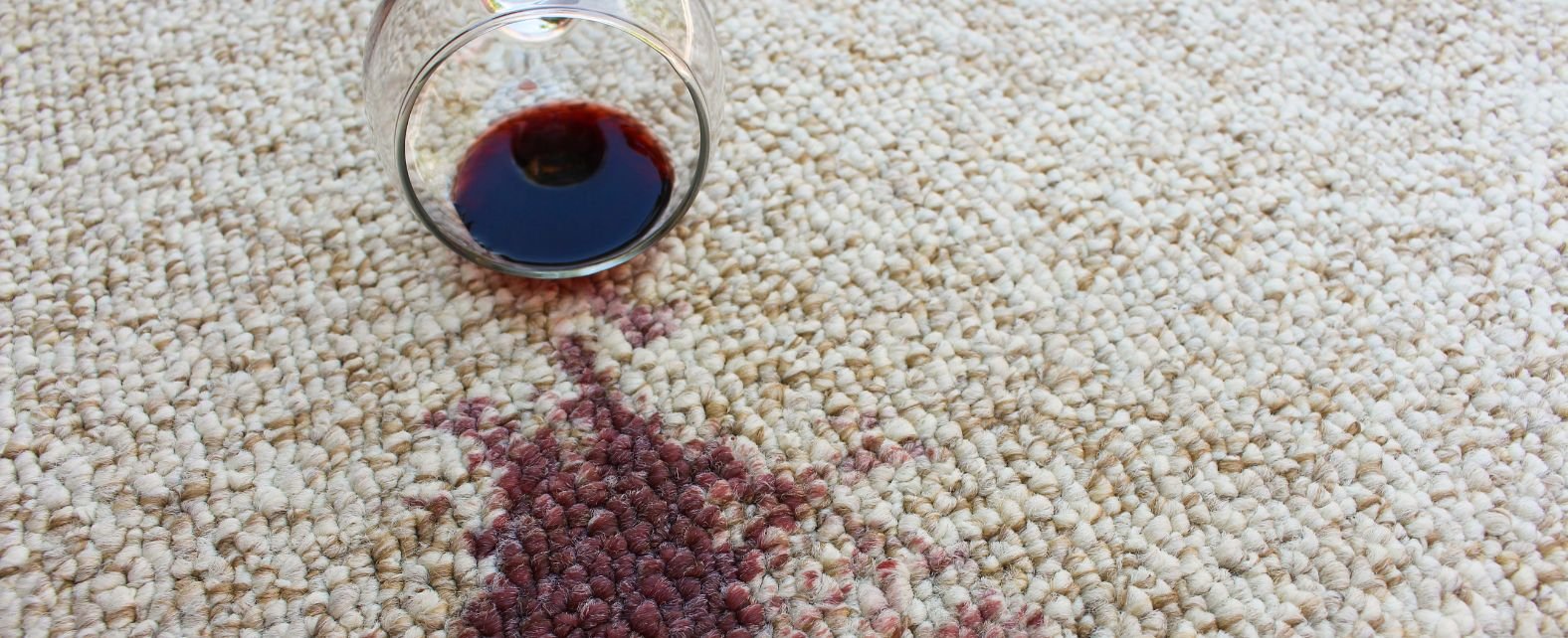 Tache de vin rouge sur un tapis blanc