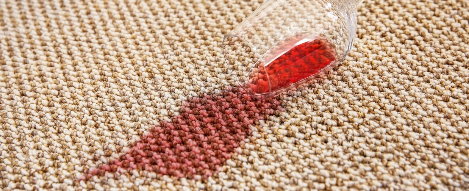 Tache de vin rouge sur un tapis en jute