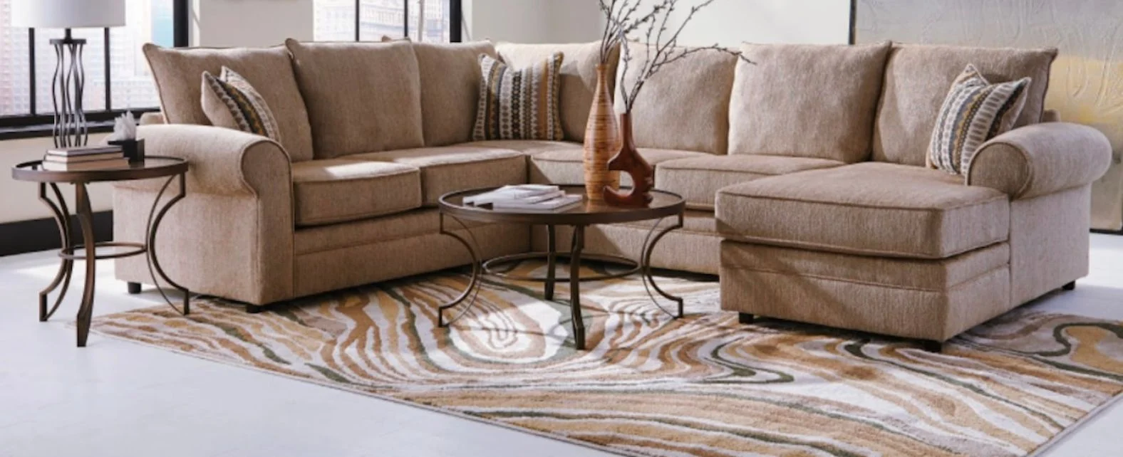 Tapis Design au style abstrait devant un canapé d’angle