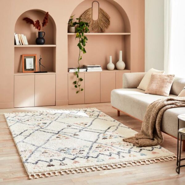 Tapis berbère blanc Everything We Love dans un salon au style moderne