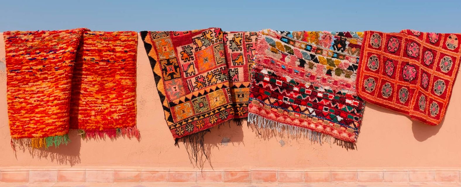 Tapis berberes en laine de couleur rouge