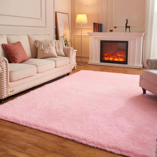 Tapis carré de couleur rose dans un salon