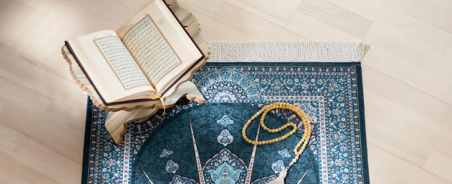 Tapis de prière bleu avec le Coran