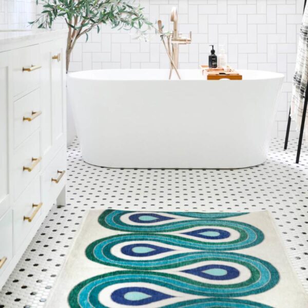 Tapis de salle de bain blanc avec des courbes bleues et vertes
