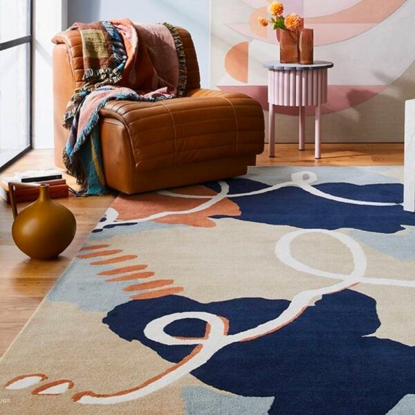 Tapis design multicolore dans un salon contemporain