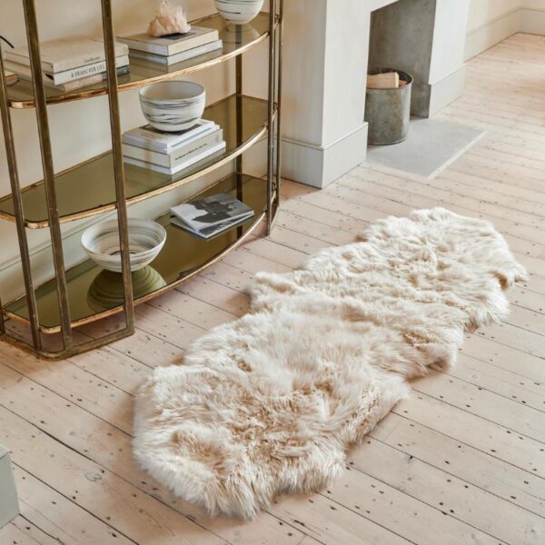 Tapis en peau de mouton dans un salon au style nordique