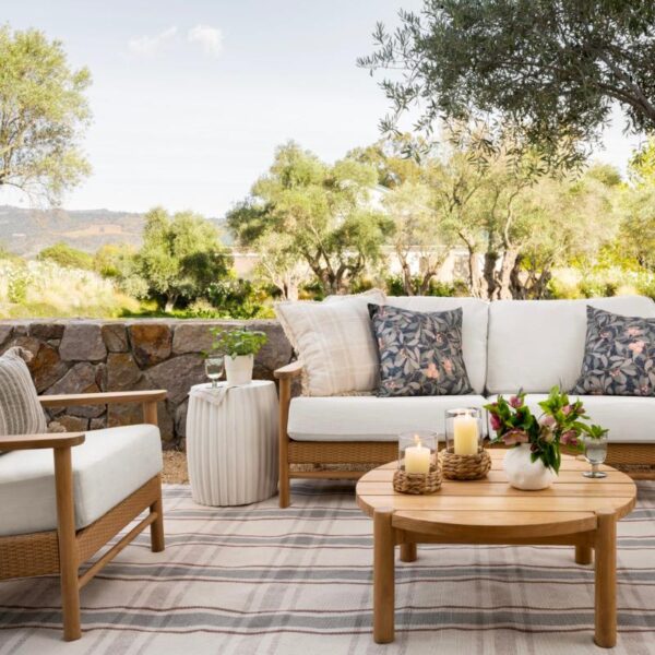 Tapis extérieur à carreaux dans un salon de jardin