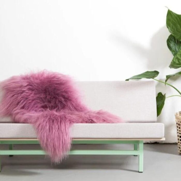 Tapis peau de mouton rose foncé