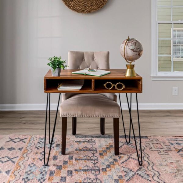 Tapis rose avec des motifs berbères dans un bureau design