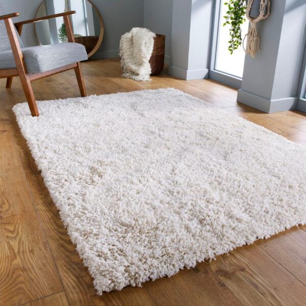 Tapis shaggy blanc sur un sol en parquet bois