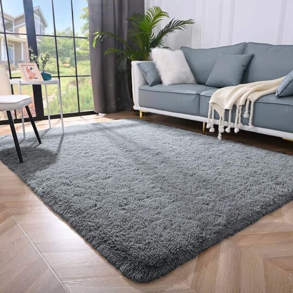 Tapis shaggy gris devant un canapé