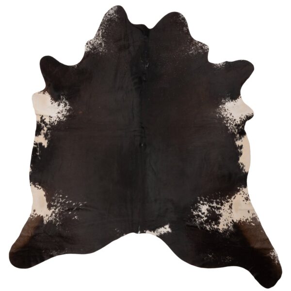 Un grand tapis peau de vache noir et blanc XL | 210×180 cm sur un fond blanc.