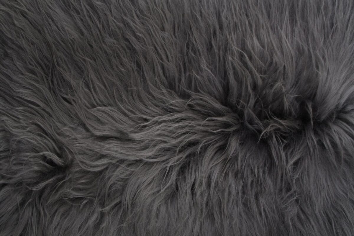 Une image en gros plan d'un Tapis peau de mouton gris clair noir | 100×65 cm.