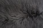 Une image en gros plan d'un Tapis peau de mouton gris clair noir | 100×65 cm.
