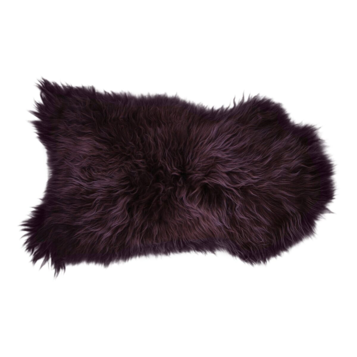 Un Petit tapis peau de mouton marron violet foncé sur fond blanc, mesurant 100x65 cm.