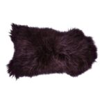 Un Petit tapis peau de mouton marron violet foncé sur fond blanc, mesurant 100x65 cm.