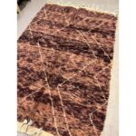 Un tapis de sol berbère du Maroc | 250x150 cm brun et beige avec un motif géométrique d'inspiration berbère du Maroc.
