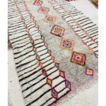 Un Tapis berbère Beni Ouarain XXL | Tapis de 380x180 cm avec un motif coloré dessus.