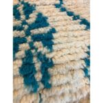 Un tapis berbère bleu et rose en laine.